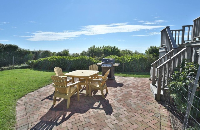 Casa frente al mar Nantucket con escaleras cercanas a la playa