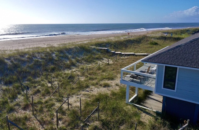 Summer Wind - Oceanfront Home, Large Deck, BHI Club w/Golf, Private Beach Access, 3 Suites, Dogs OK