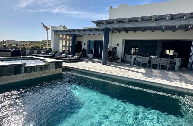 Oceanfront Secluded Infinity Pool While Whale Watching in a Surfing Paradise