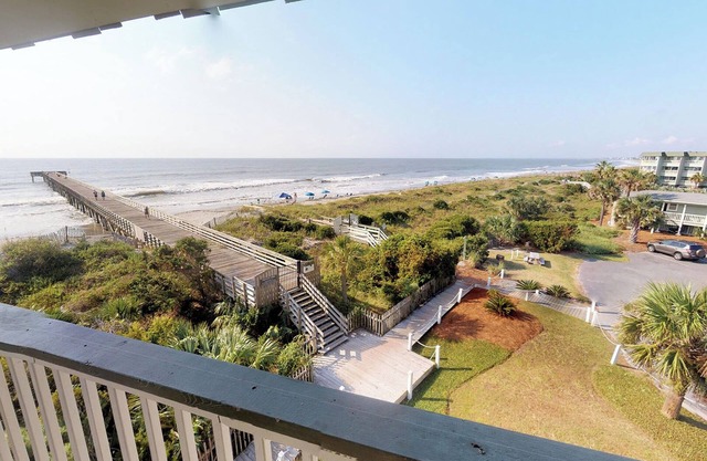 Oceanfront, Top Floor/ Corner Sea Cabin, Gorgeous Views with Pool