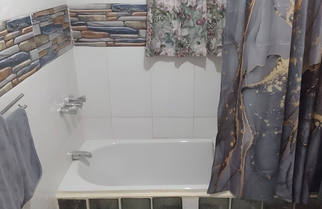 Oceanview Hilltop 2-Bedroom Unit in White House, JA with 75" Smart TV, AC & Wifi