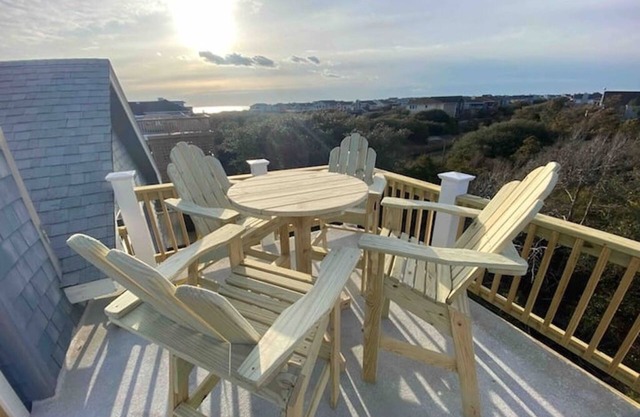 OceanViews, 7 Bedroom ~ HotTub, Oceanside quiet neighborhood with community pool