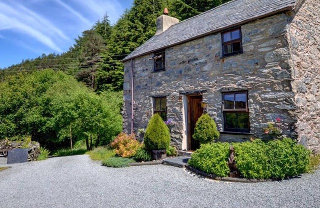 En una de las partes más hermosas del Parque Nacional de Snowdonia, cerca de Llanrwst, se encuentra Ochr y Foel, una propiedad independiente.