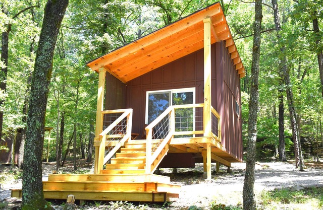 Off-Grid Glamping Cabin Away from the noise and lights