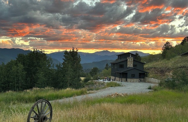 Off Grid Mountain Retreat w/ Amazing Views
