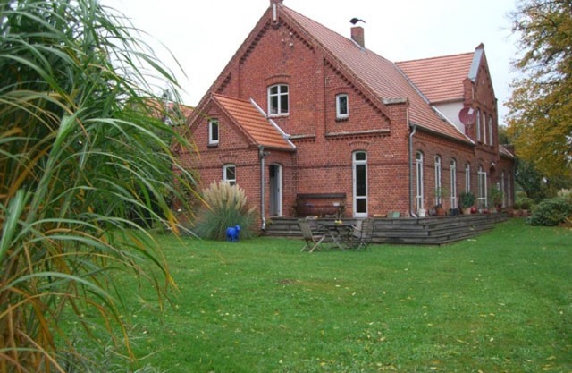 Antigua casa de campo, amplio jardín, 2 dormitorios, cocina grande