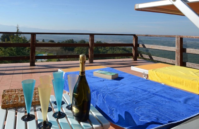 Pabellón de caza con excepcionales vistas a los lagos y pueblos de Val di Chiana