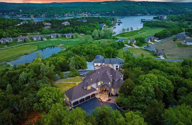 Castillo de Kinderhook: retiro ejecutivo de 9,400 pies cuadrados, 7 recámaras, en una comunidad cerrada de golf
