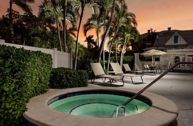 Olde Marco Island Inn, Deluxe Water View 2BR Suite w/ Kitchen & Lanai