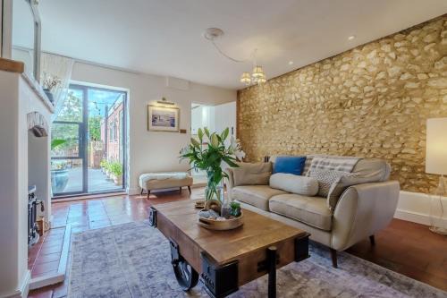 Olive Quay Cottage - Rustic elegance, big country garden Norfolk coast