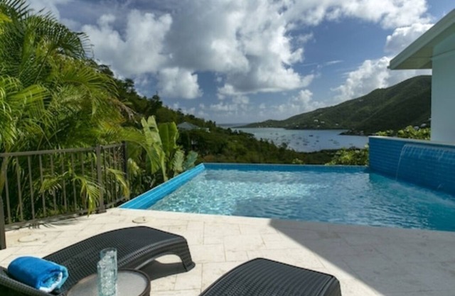 On A Whim - 2 BR/3BA Cozy Island House with Infinity Pool and View of Coral Bay!