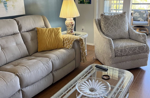 On the 5th hole, walk in shower, new appliances, PT Cruiser option, restaurants!