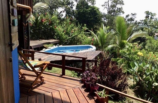 En la colina vista al mar cabaña de la selva, piscina y bicicletas