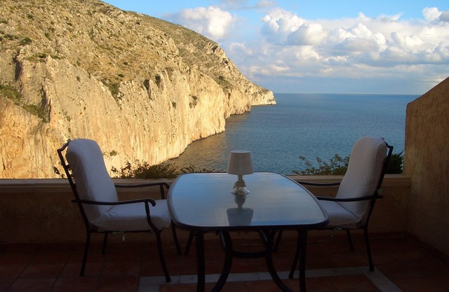 SOBRE EL MAR MEDITERRÁNEO. UN DORMITORIO, VISTAS ESPECTACULARES.