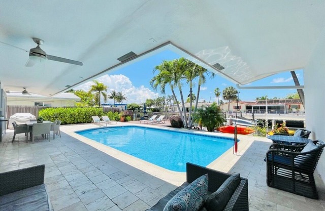 On the water-Highly rated Central location, 2 miles to downtown-beach-Kayaks