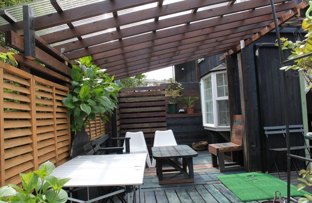 A cottage where you can enjoy the garden. BBQ on the deck, OK. If you rent 2 buildings, it's fun to split between 2 families or men and women.