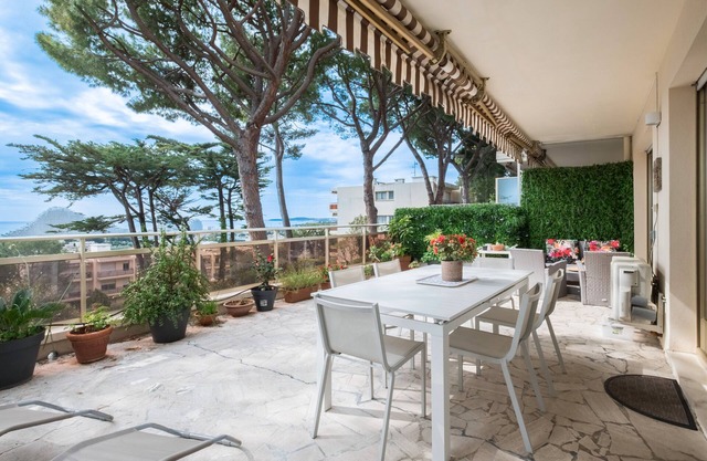 Apartamento de 1 dormitorio con vistas al mar, piscina y pista de tenis.