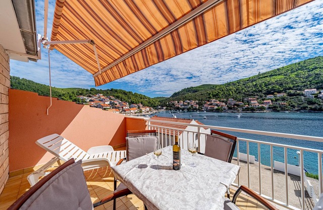 Apartamento de una habitación con terraza y vista al mar Brna, Korcula (A-10057-c)