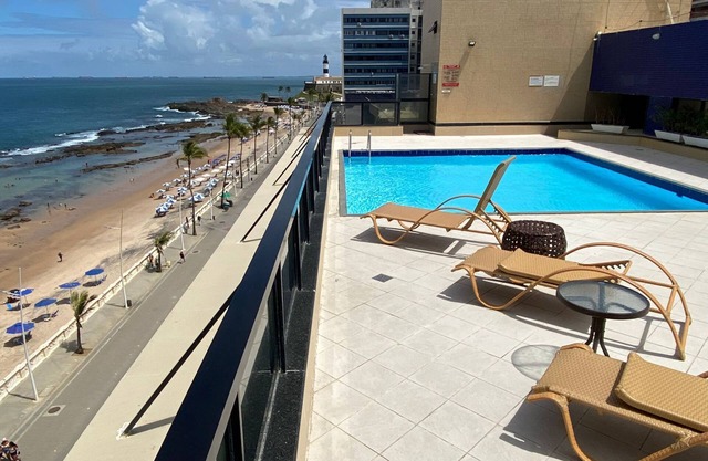 Apartamento de un dormitorio en un piso frente al mar - Playa Farol da Barra.