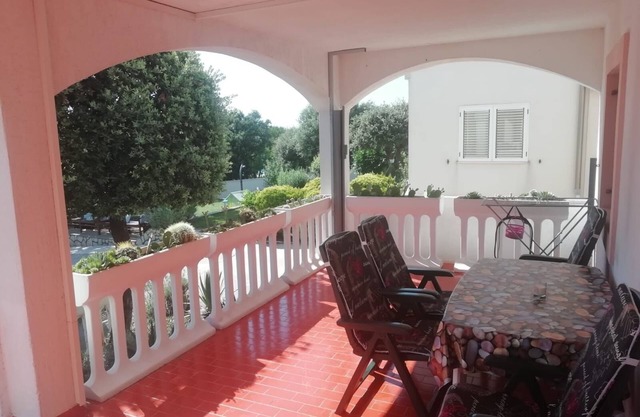 Apartamento de una habitación en la playa Mandre, Pag (A-8655-a)