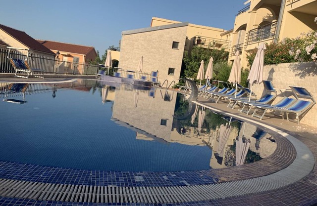 3 piscinas compartidas (2 piscinas grandes y 1 pequeña con jacuzzi)