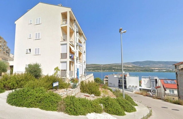 Apartamento de una habitación con balcón y vista al mar Mastrinka, Ciovo (A-24035-a)