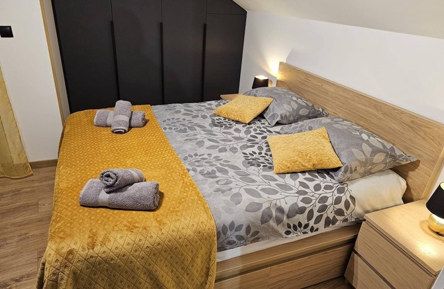 Apartamento de una habitación con un balcon Vis (A-19923-b)