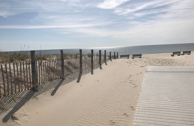 A una cuadra de la playa y la bahía. A medio camino entre Board Walk y Island Beach State Park