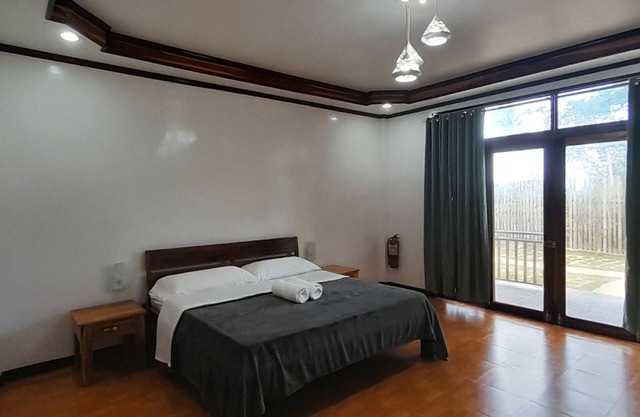 One King Size Bed + Amenities