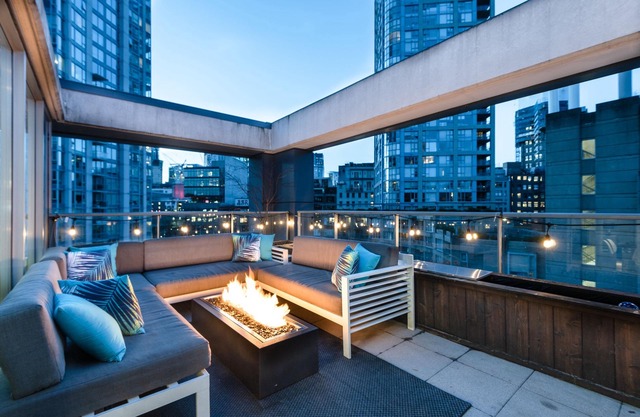 One-of-a-Kind Luxury 3 Bed Penthouse w/ huge Private Patio, Hot tub & Firetable!