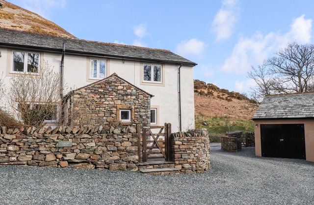 ONE TOWN END, pet friendly, character holiday cottage in Mungrisdale