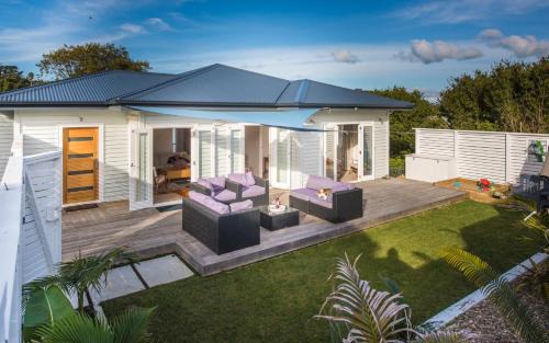Oneroa Village, in Waiheke Centre - Be My Guest