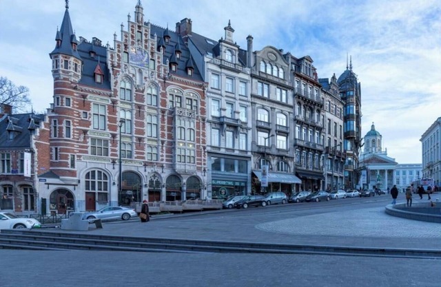 Opulent Oasis: 2BR Luxury Apartment near Grand Place
