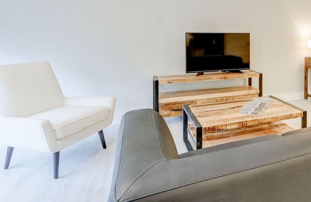 Luxe 1BR Apt with Skyline Views near Bytown Museum