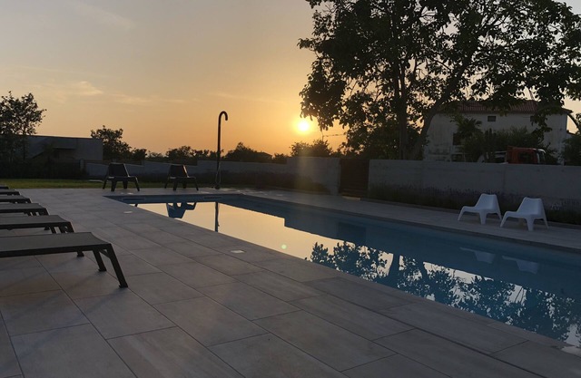 Villa de piedra de lujo, piscina privada, vistas al mar, amplias terrazas y jardín