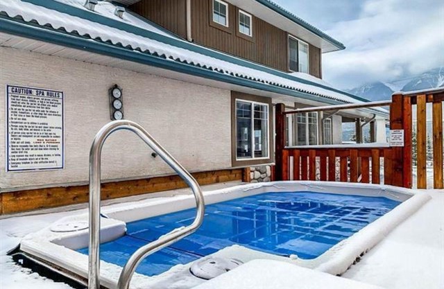 OUT OF BOUNDS - 2Bed/1bath condo near Banff Park Gate