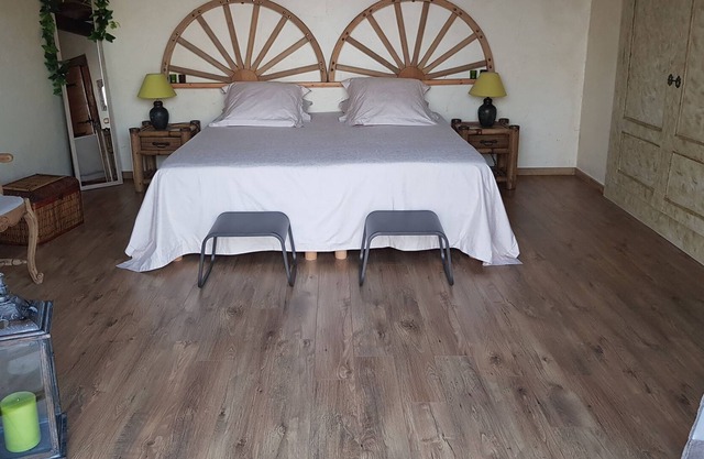 Dependencias de una típica casa blanca de Quercy.