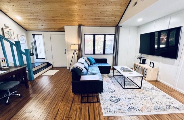 Fresco, hogar moderno en Back 40, campo de golf, TV de 75 ", cargador Tesla