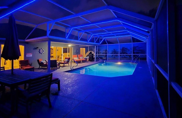 Private Pool, Golf Cart, & Pet Friendly. Close to Golf and Town Squares.