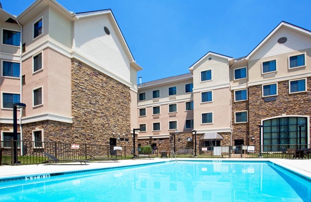 Piscina al aire libre + desayuno gratis + Wi-Fi gratis Cerca de la UNC Chapel Hill University