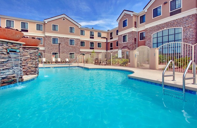Piscina al aire libre + desayuno gratis + Wi-Fi gratis | Cerca del aeropuerto de Tucson