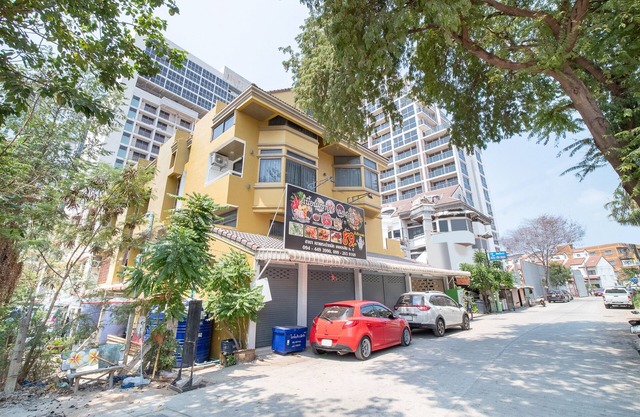 OYO 648 Ake Apartment