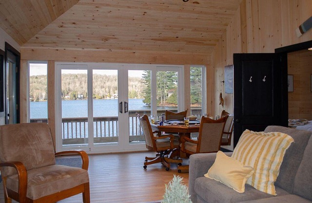 Oz Landing - Affordable Pet-Friendly Cottage w/ Great Swimming