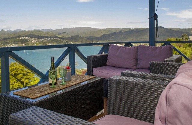 Paku Paradiso - Puerta de entrada a la playa de agua caliente y la ensenada de la catedral - Tairua Holiday Home