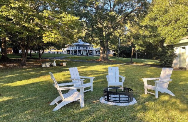 Palmer & Oak - Entire Lakefront Property on Lake Sinclair w/ saltwater pool