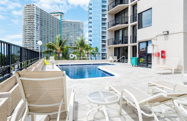 Palms at Waikiki by Tropical Escapes