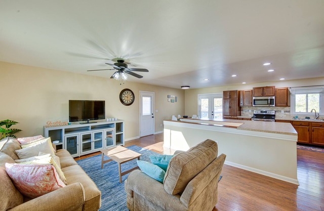 Palmyra House w/ Private Hot Tub & Fenced Yard!