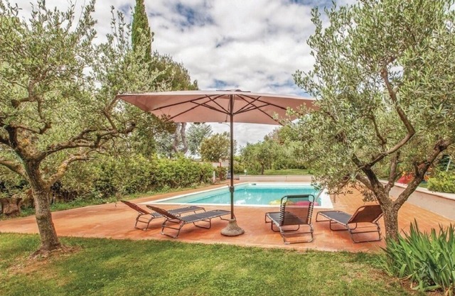 Villa panorámica rodeada de jardines y piscina