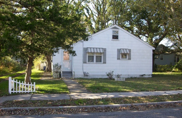 "Paradise on Pacific", this Sat. to Sat. pet friendly rental sits on a lovely lot on quiet Pacific Ave.
