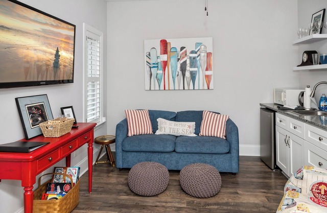 Paradox Place--Cozy Apartment on Oak Island